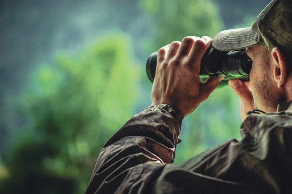 Jäger mit Fernglas - Kühltechnik für Jäger