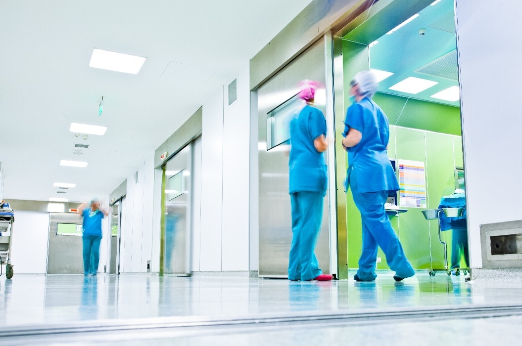 Krankenhausflur mit Personal